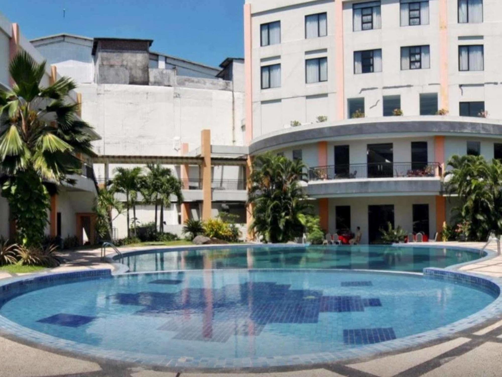 The Sun Hotel Sidoarjo Exterior foto