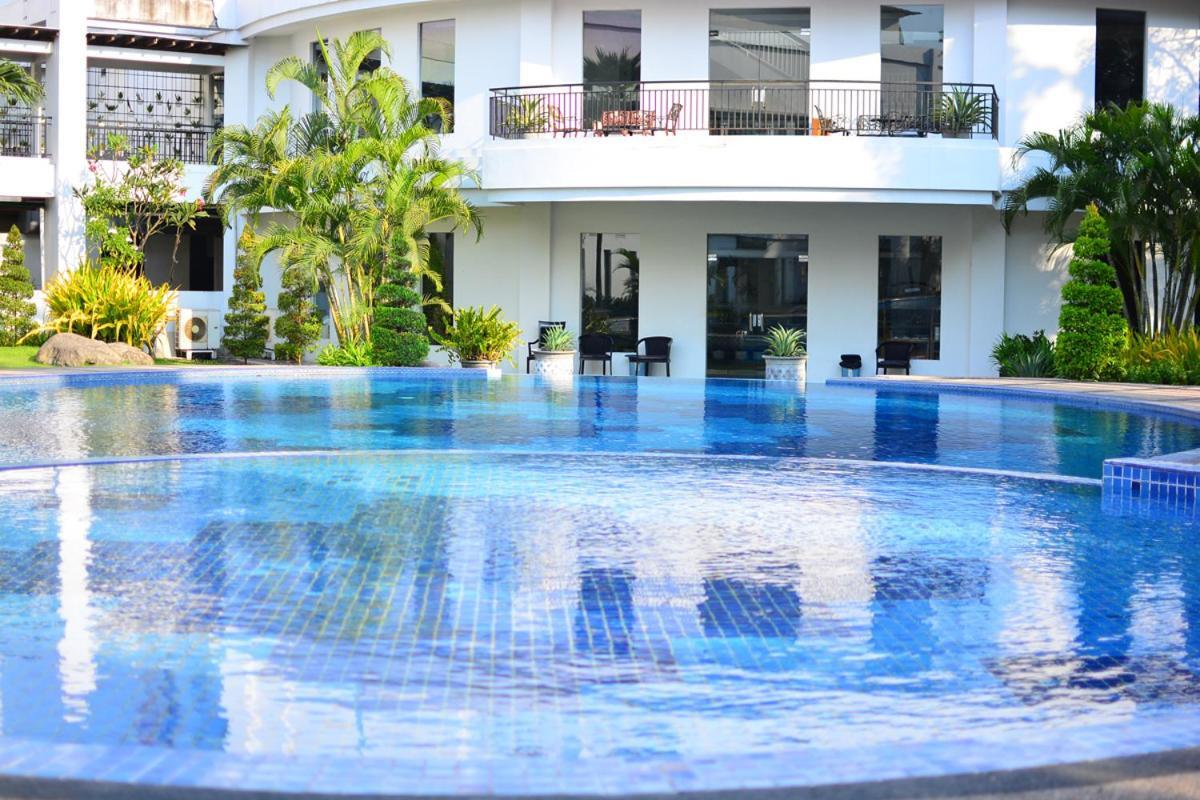 The Sun Hotel Sidoarjo Exterior foto